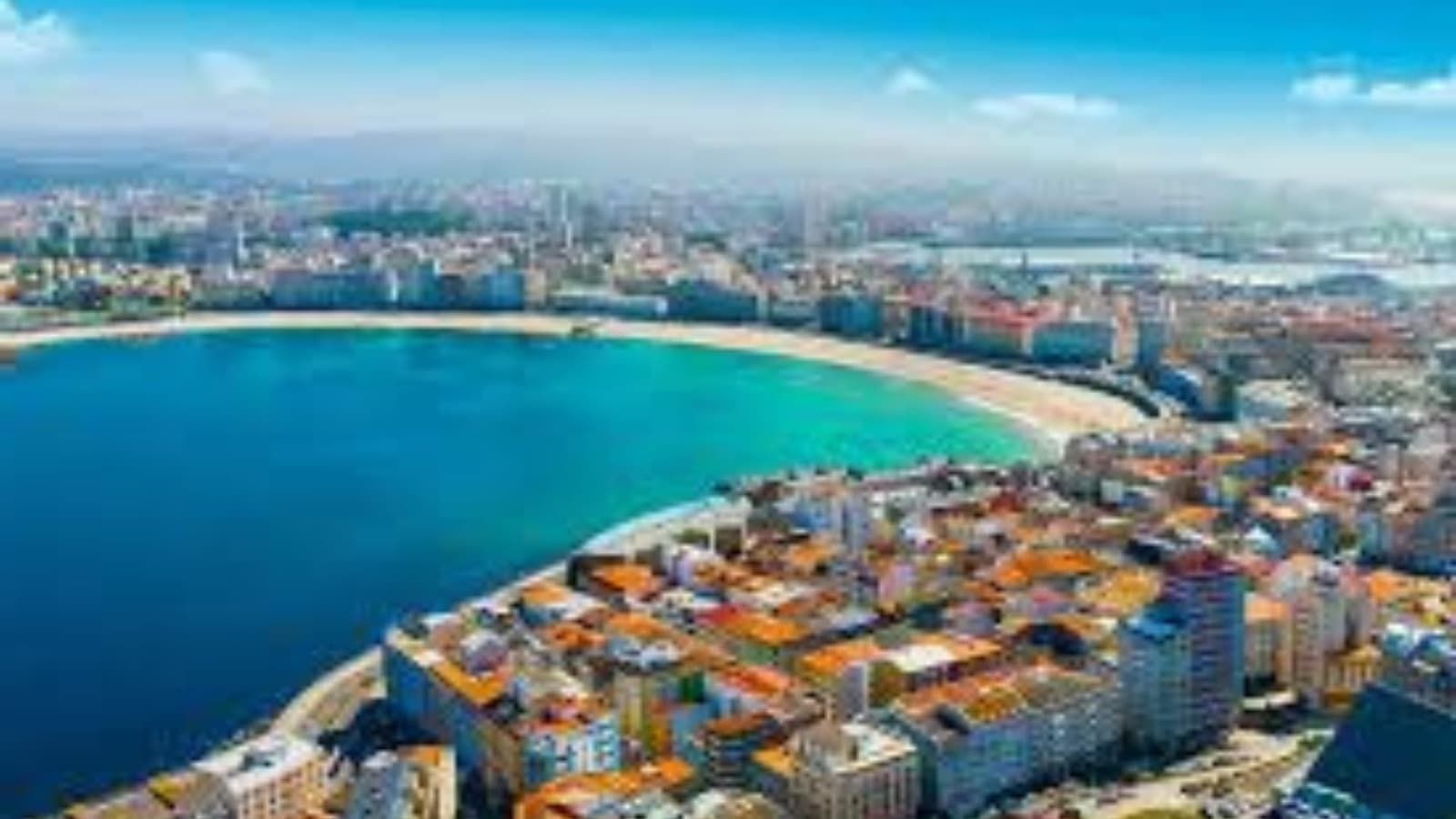 Placas solares fotovoltaicas instaladas en la cubierta de una vivienda de A Coruña