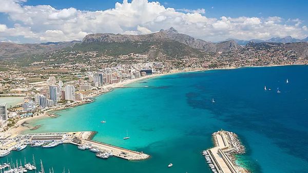 Instalación de placas solares en una cubierta de Alicante