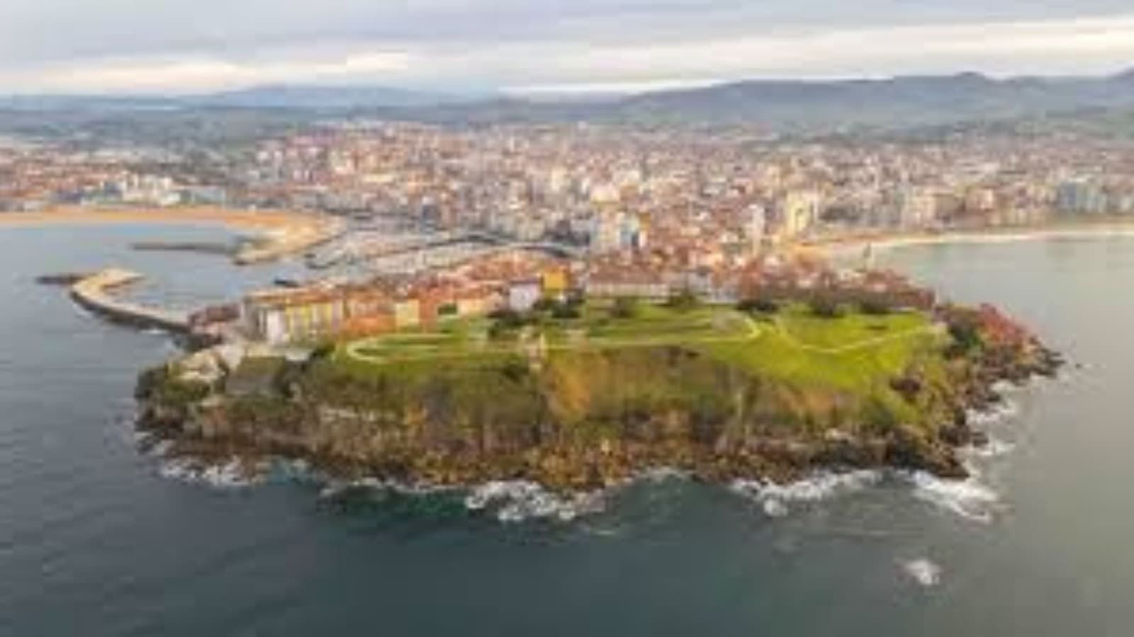 Placas solares fotovoltaicas instaladas en la cubierta de una vivienda de Gijón