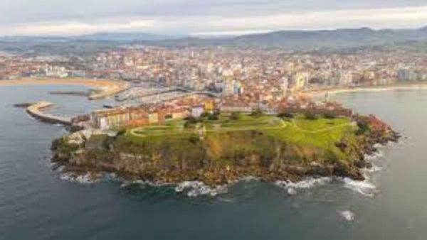 Instalación de placas solares en una cubierta de Gijón