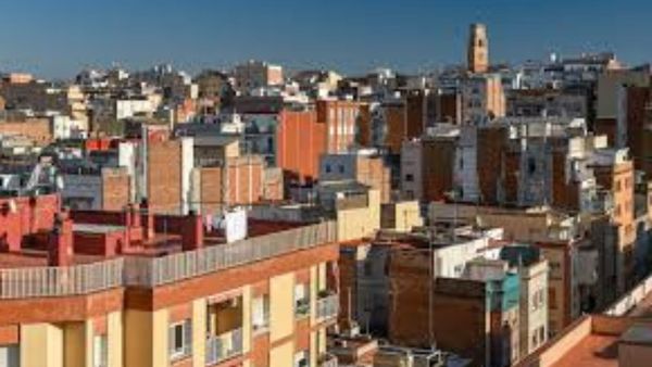 Instalación de placas solares en una cubierta de L'Hospitalet de Llobregat