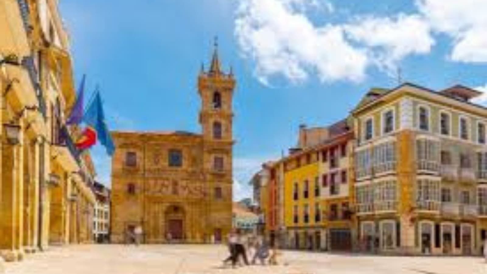 Placas solares fotovoltaicas instaladas en la cubierta de una vivienda de Oviedo