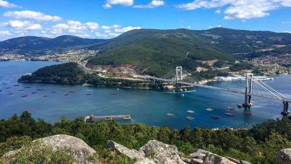 Instalación de placas solares en una cubierta de Vigo