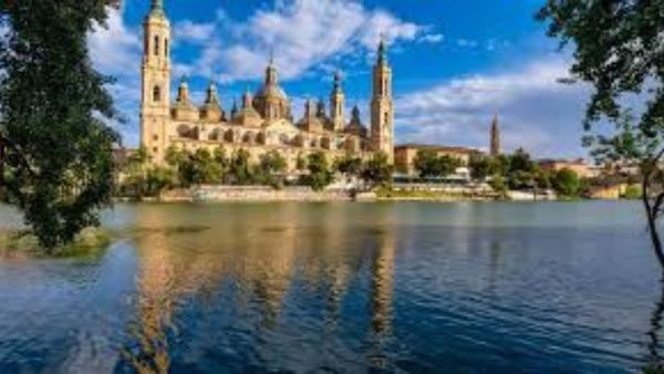 Instalación de placas solares en una cubierta de Zaragoza