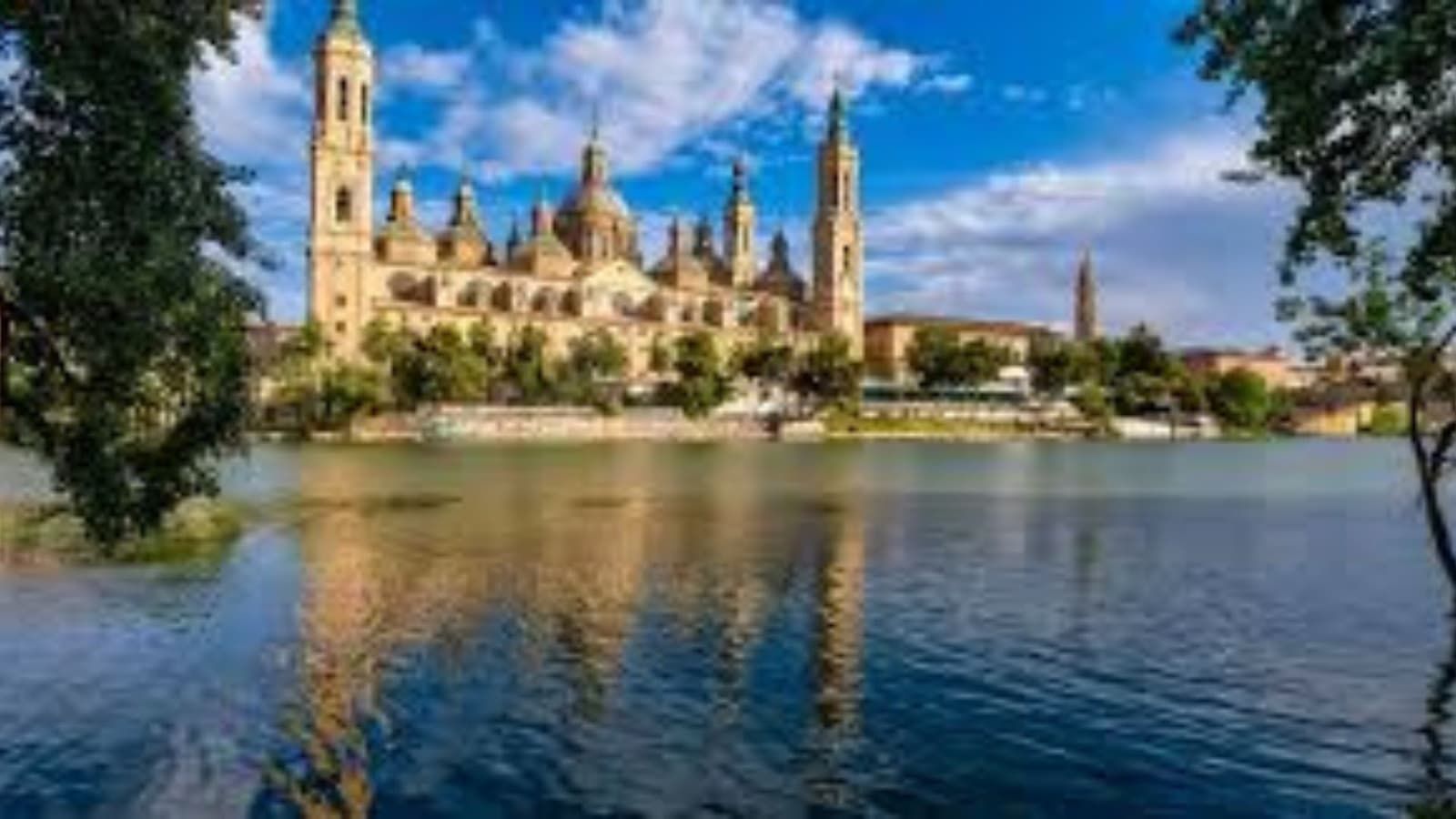 Placas solares fotovoltaicas instaladas en la cubierta de una vivienda de Zaragoza